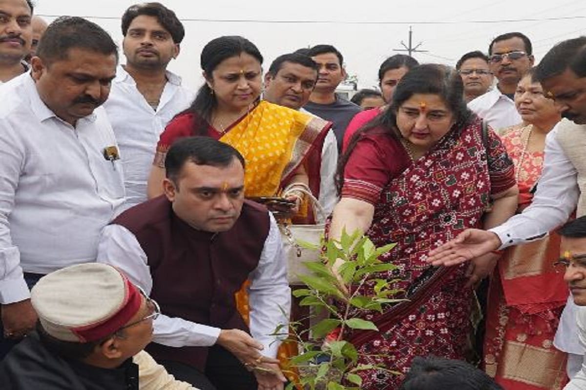 singer Anuradha Paudwal in varanasi appeal for aim to plant 50 thousand saplings in life