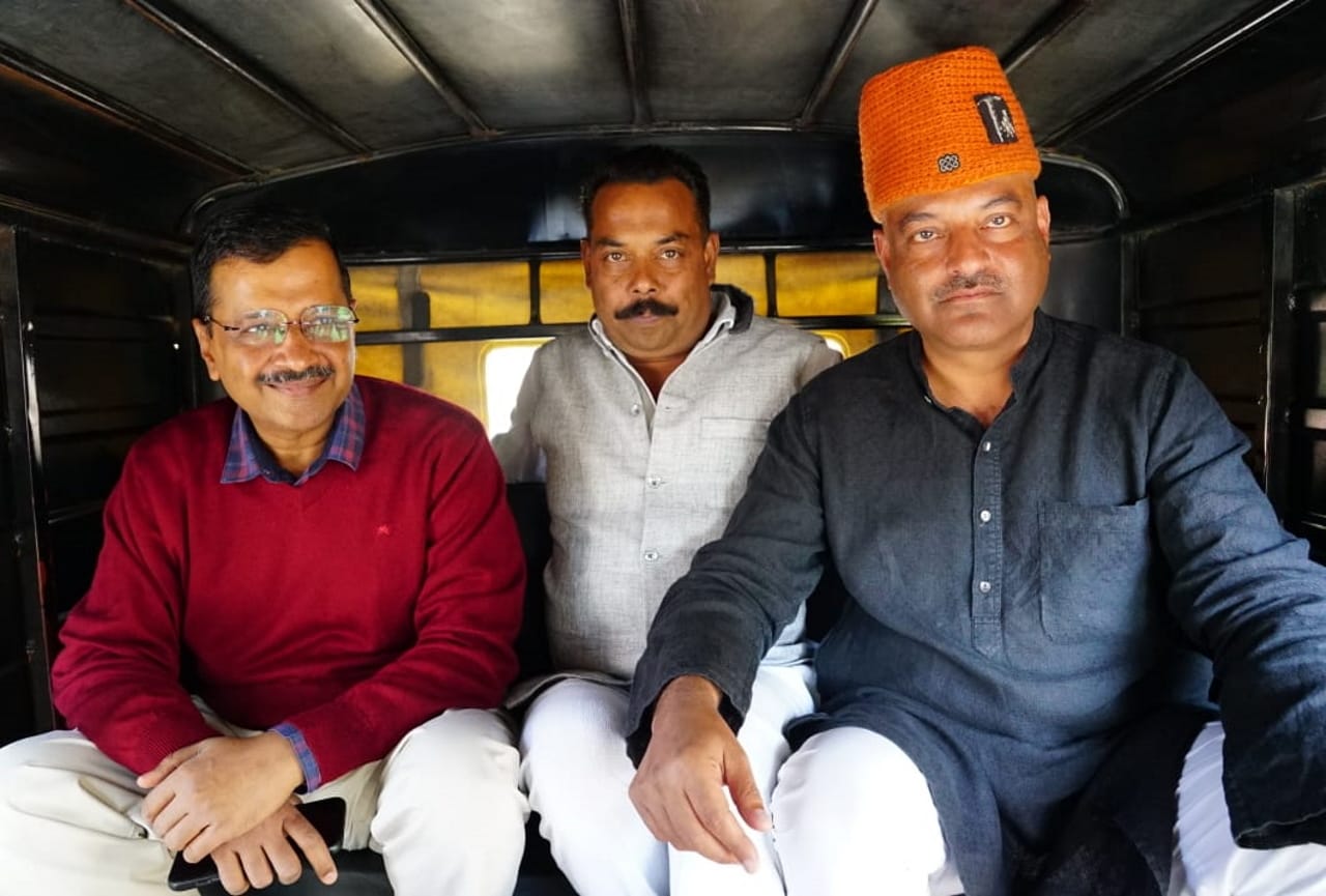 arvind kejriwal in haridwar road show today: Delhi Cm Arvind Kejriwal sit on auto and went to city, see photos