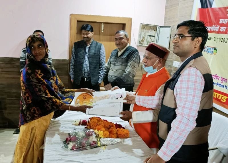 PM Awas Yojana: MP handed over the key to the beneficiaries