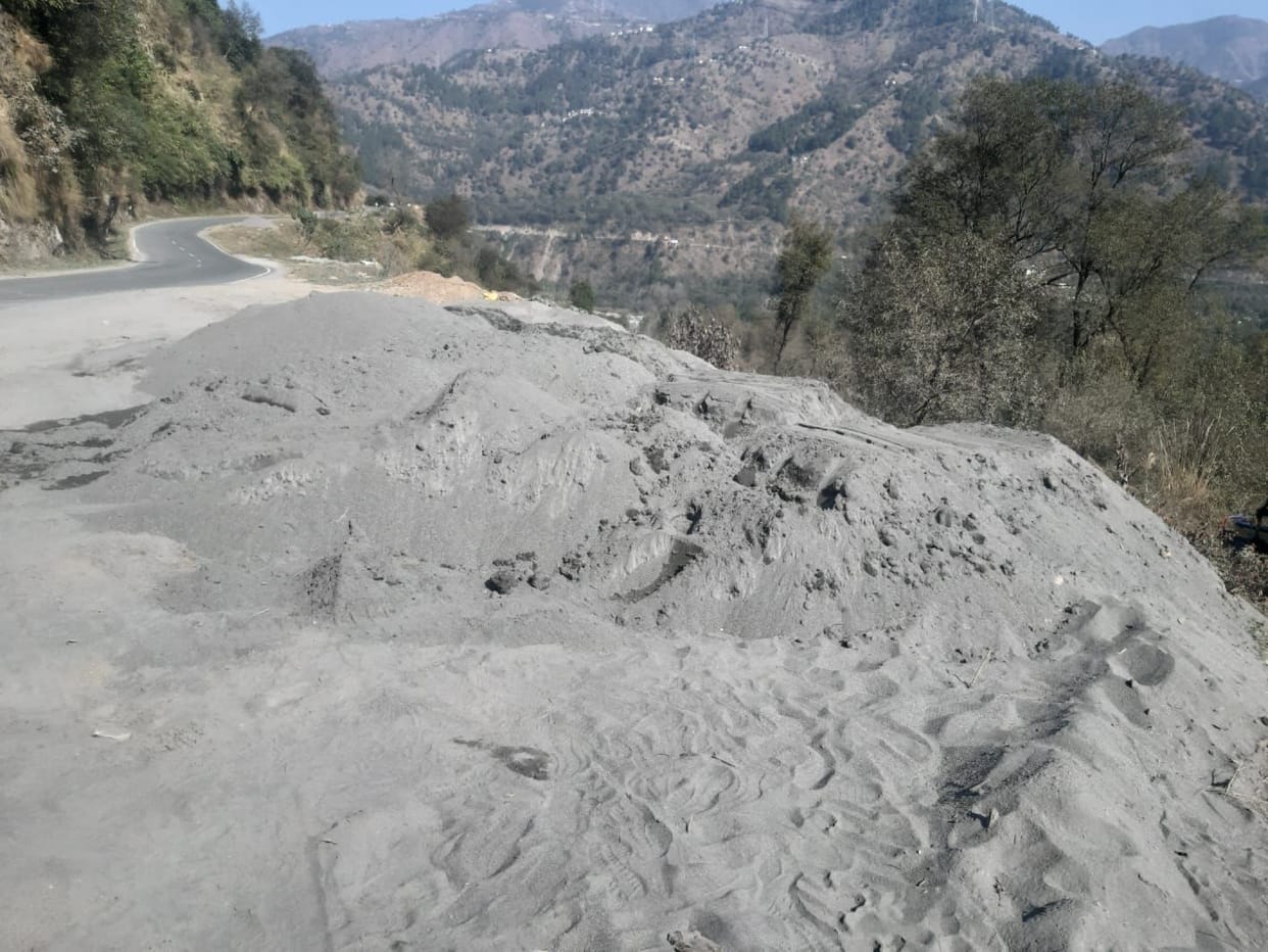 Roadside sand piles in Udaipur, fear of accident