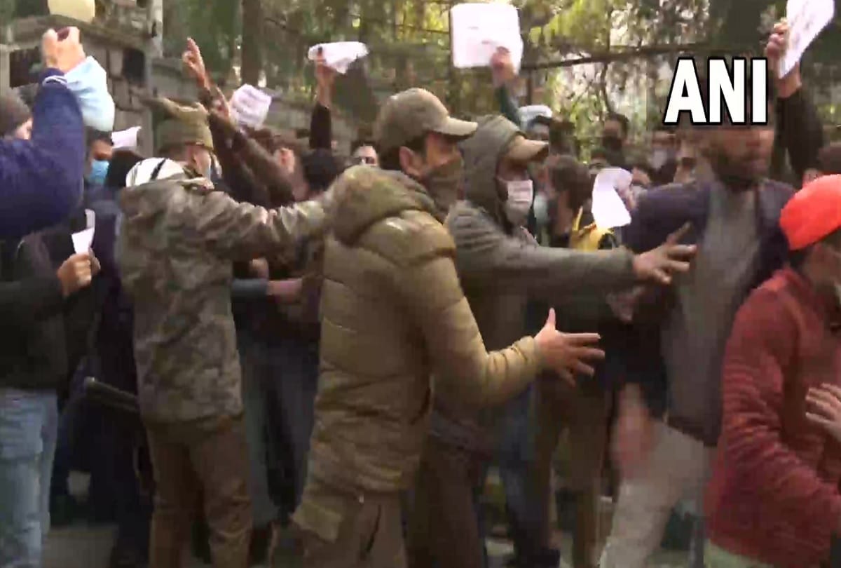 Mehbooba Mufti protested outside Raj Bhavan with activists, asked the Lieutenant Governor to apologize