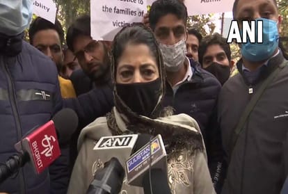 Mehbooba Mufti protested outside Raj Bhavan with activists, asked the Lieutenant Governor to apologize