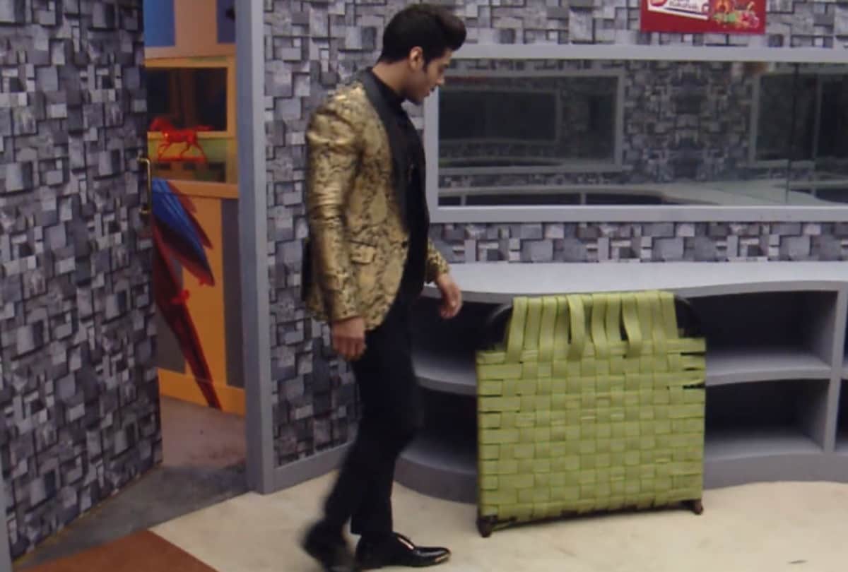 bigg boss 15 salman khan gets angry on simba nagpal give bed to him says you sleep whole week