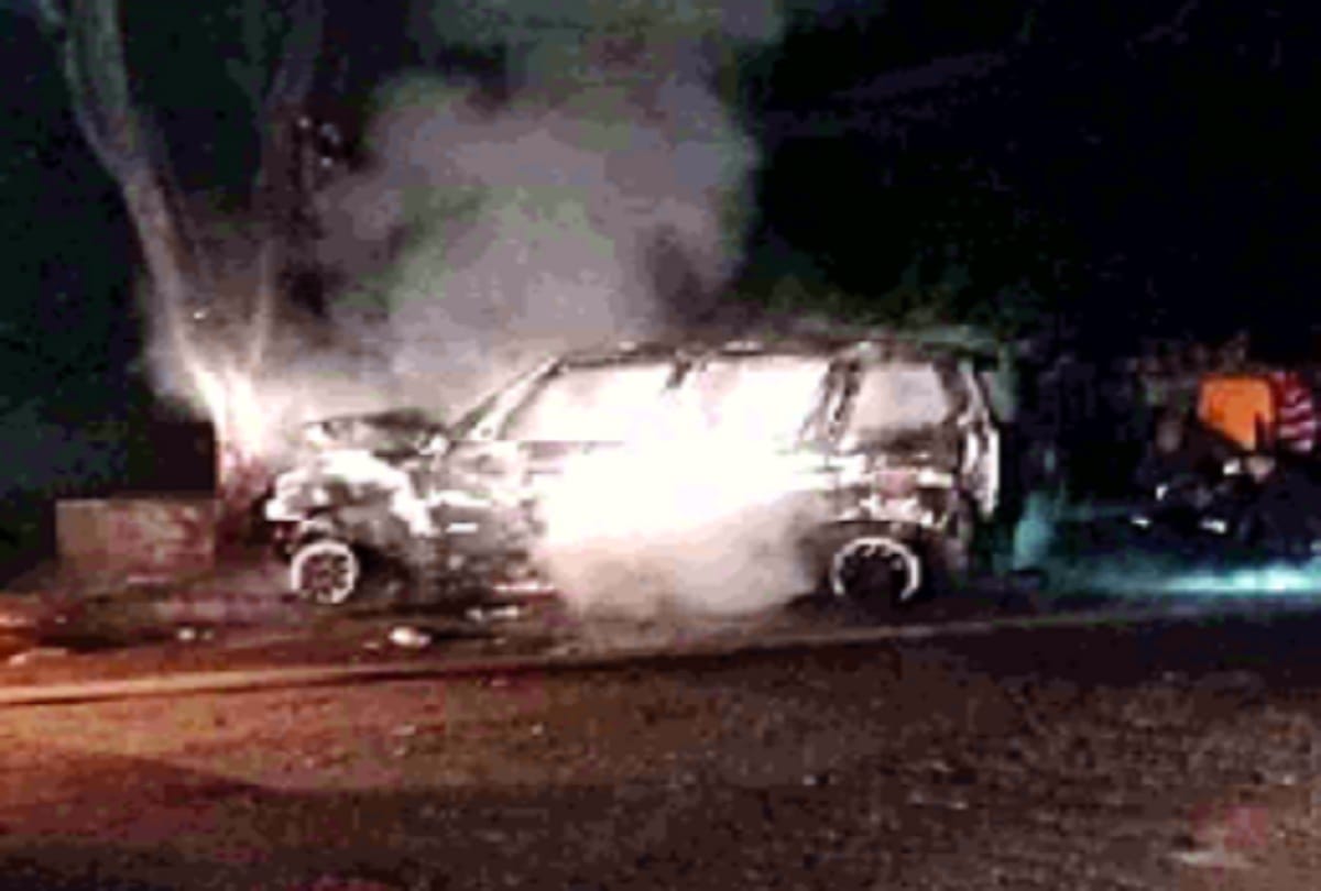 Car caught fire after colliding with tree in Bulandshahr, youth burnt alive