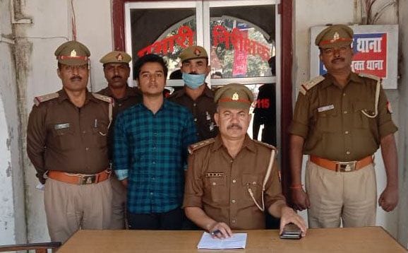 udhaar sigaret na dene par dukaanadaar se badha tha vivaad
