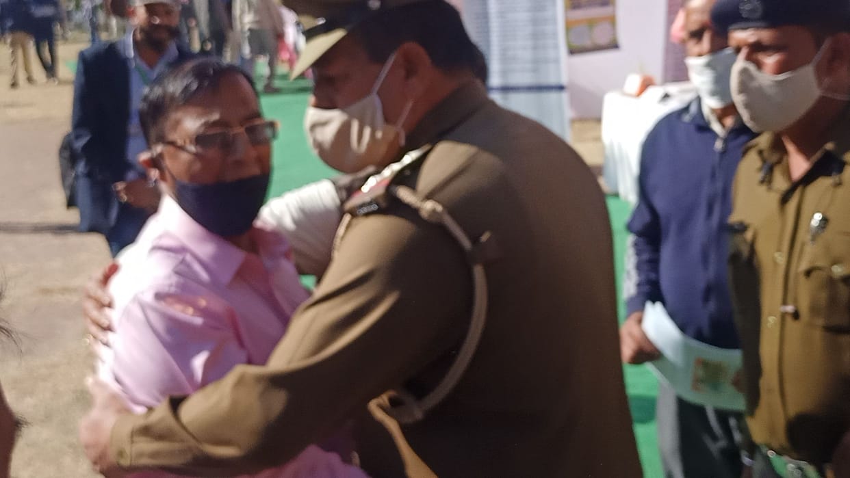 Two villagers group indulge in verbal conflict before health minister in Parvanoo Janmanch, police intervene to pacify