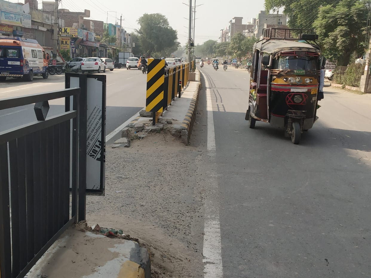 People made illegal cuts on the highway in front of the roads leading to the dhanis and villages, there is a possibility of accidents