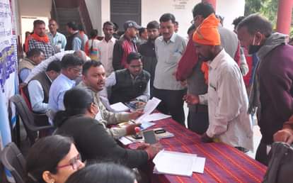 सदर तहसील में सम्पूर्ण समाधान दिवस पर पहुंचे शिकायतकर्ता पंजीयन कराते हुए। संवाद