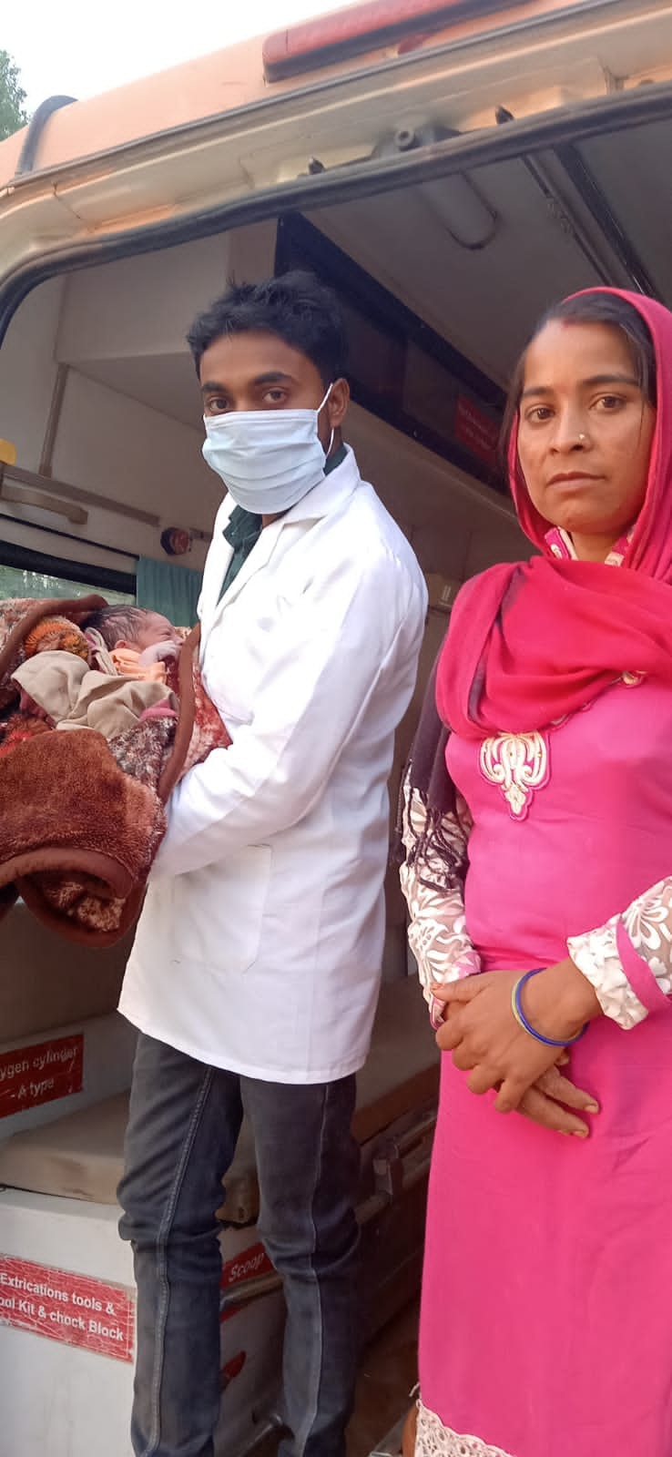 Delivery took place in an ambulance, both mother and child are healthy