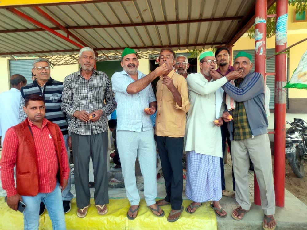 BKU leaders distributed two and a half quintals of laddus on the announcement of withdrawal of agricultural law