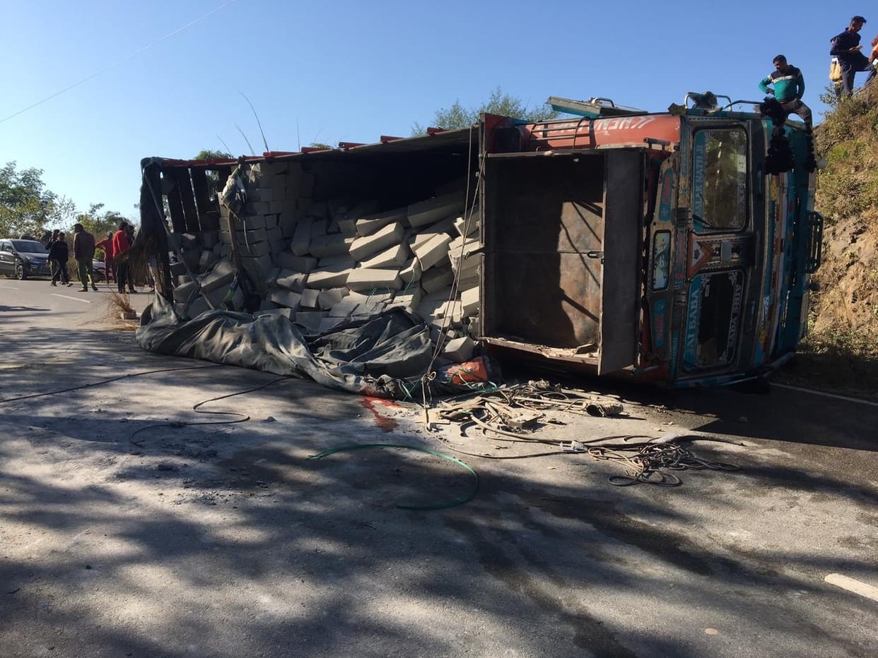 The truck overturned near the Gaj Khad bridge in the lounge, the driver died due to coming down