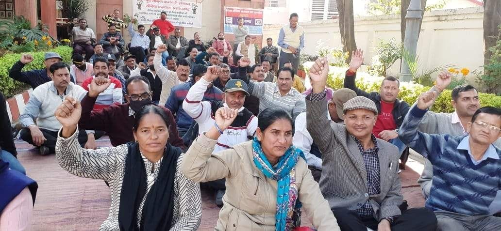 Work boycott and picketing of ex-servicemen continues for the fifth day