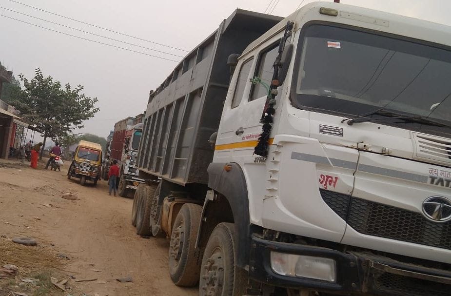 fathepur news,Traffic jam took three hours due to truck failure, passengers upset