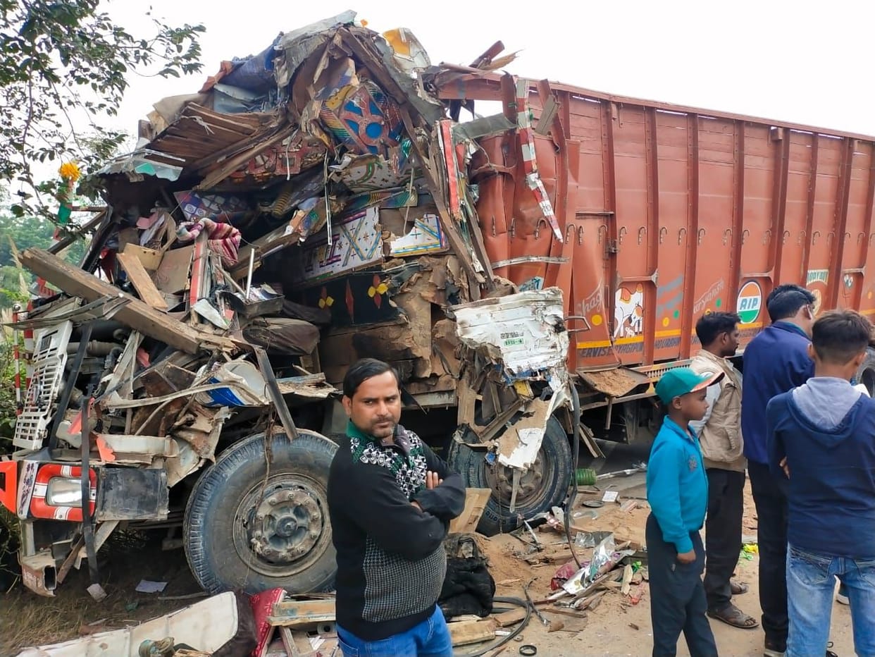 fathepur news,Truck rammed into a standing truck, the clerk died