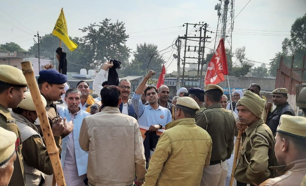 Farmers showed black flags to the Agriculture Minister who arrived to inaugurate the court complex