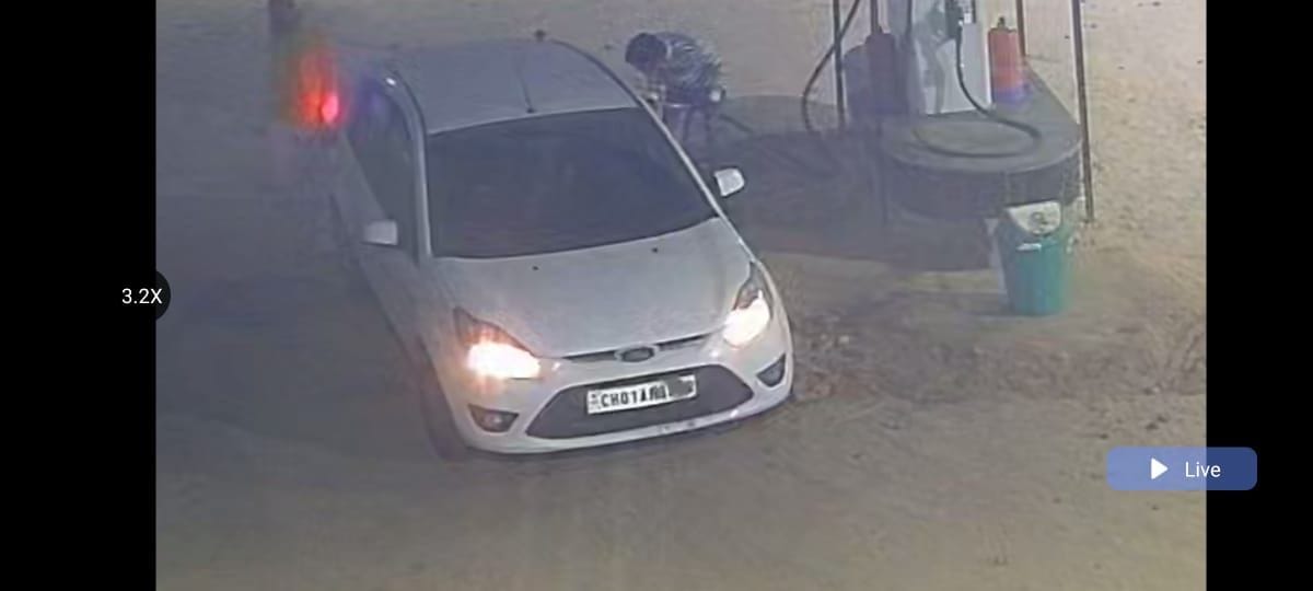 Two youths absconding after filling the tank of Chandigarh number car with diesel