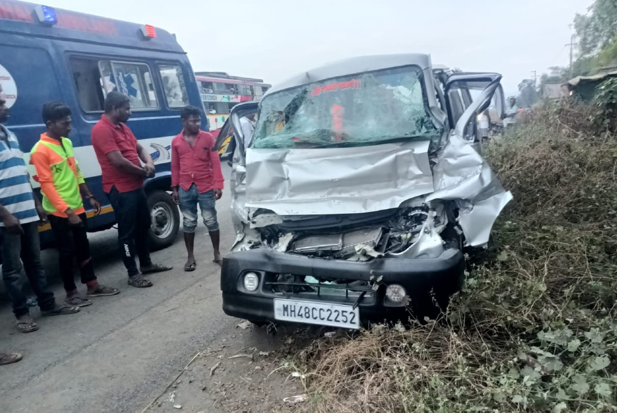 Four people were killed and 8 others injured in a collision between a van and a container truck on Mumbai-Ahmedabad Highway in Manor area of Palghar Maharashtra today Latest News Update