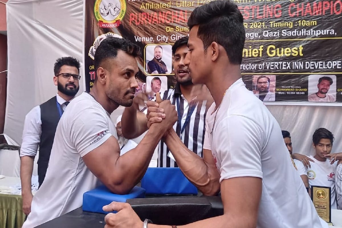 Purvanchal Arm Wrestling Ambuj singh of varanasi showed his strength in 65 to 75 kg category  50 players took part in competition