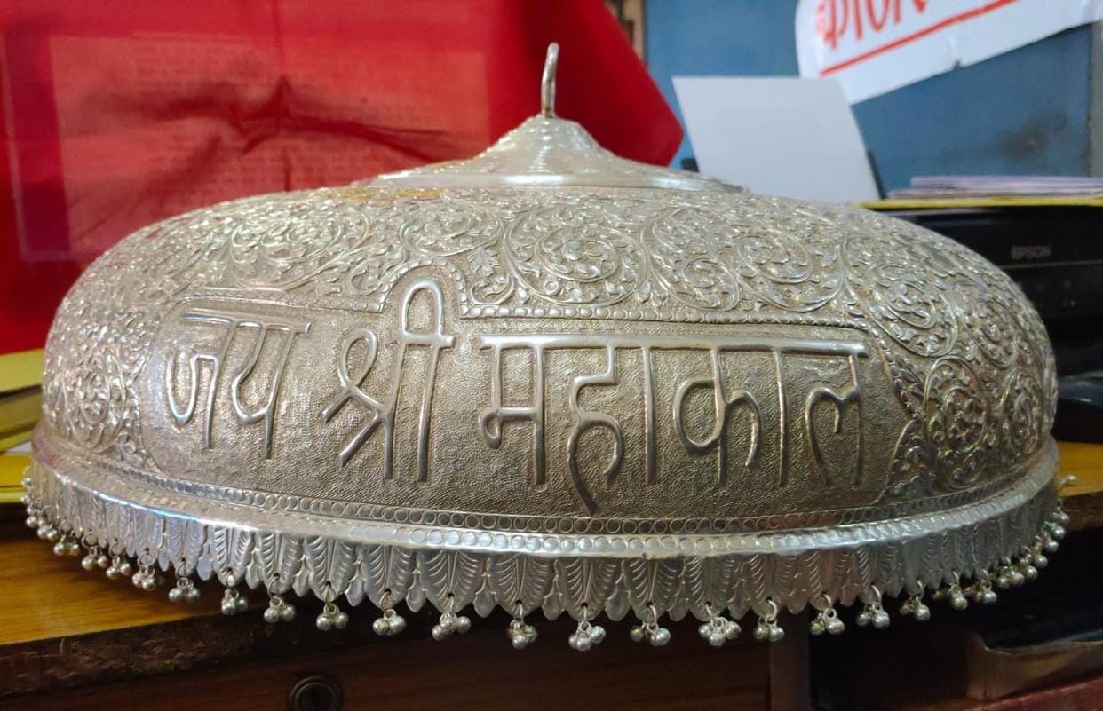Kolkata devotee donates three kg silver umbrella at Shri Mahakaleshwar mahadev in ujjain