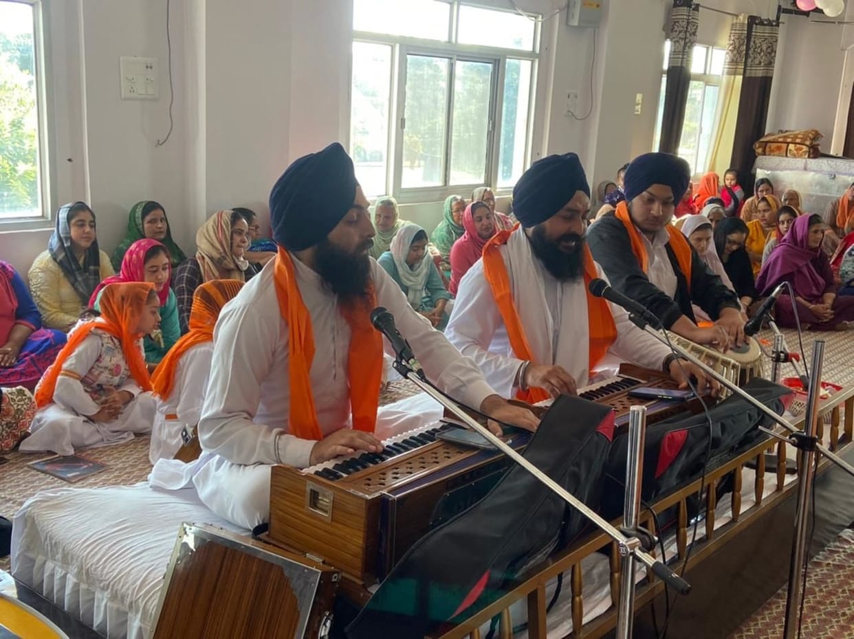 Ragi Jathas recite Shabad Kirtan