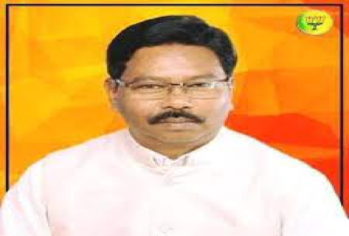 Odisha: BJD supporters hurl eggs at Union minister Bishweswar Tudus  car in Kendrapara
