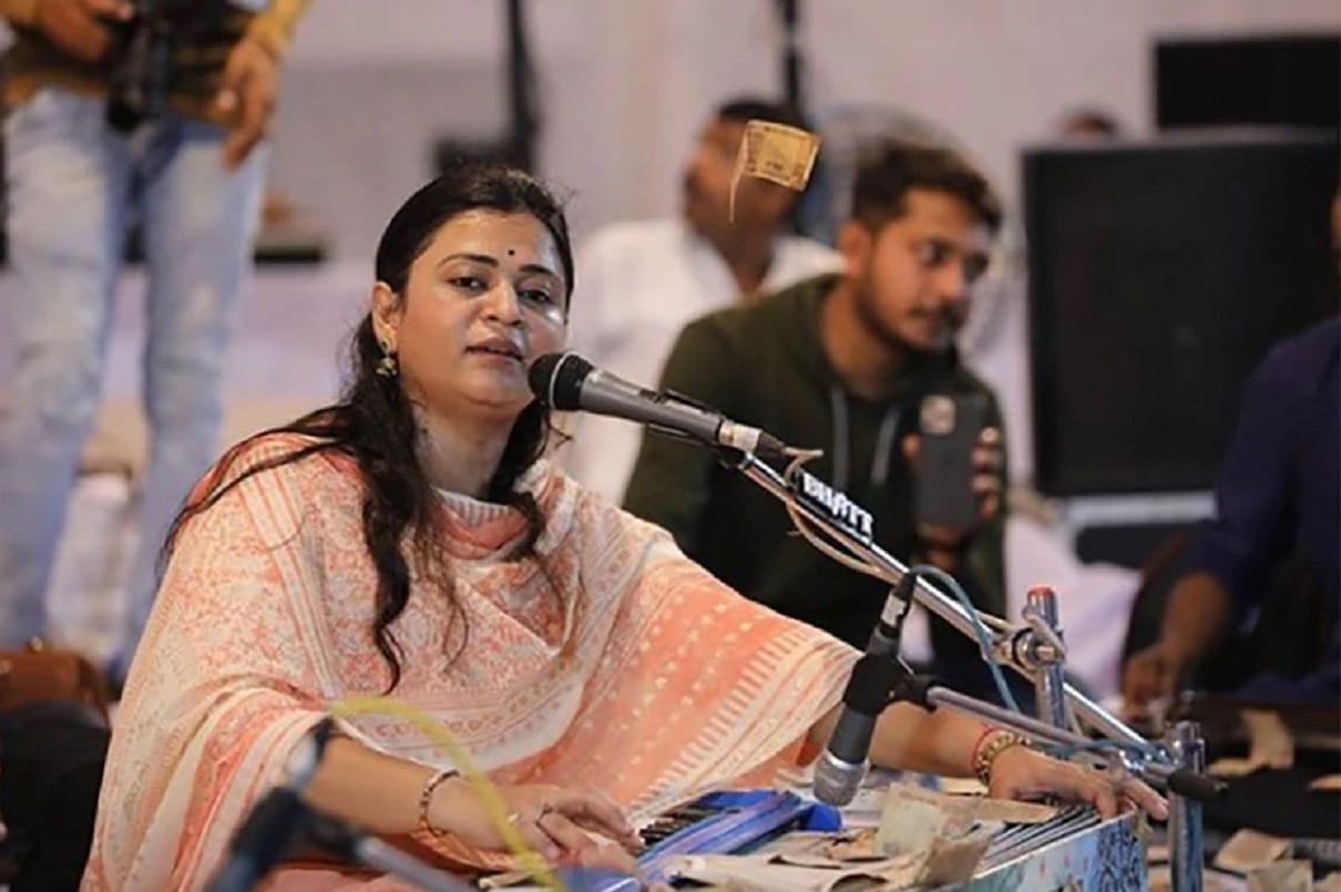 Gujarati folk singer urvashi radadiya showered with bucketful of cash during show in viral video