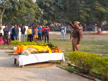 last farewell to up police constable who died due truck collision varanasi police line inconsolable friends gave shoulder