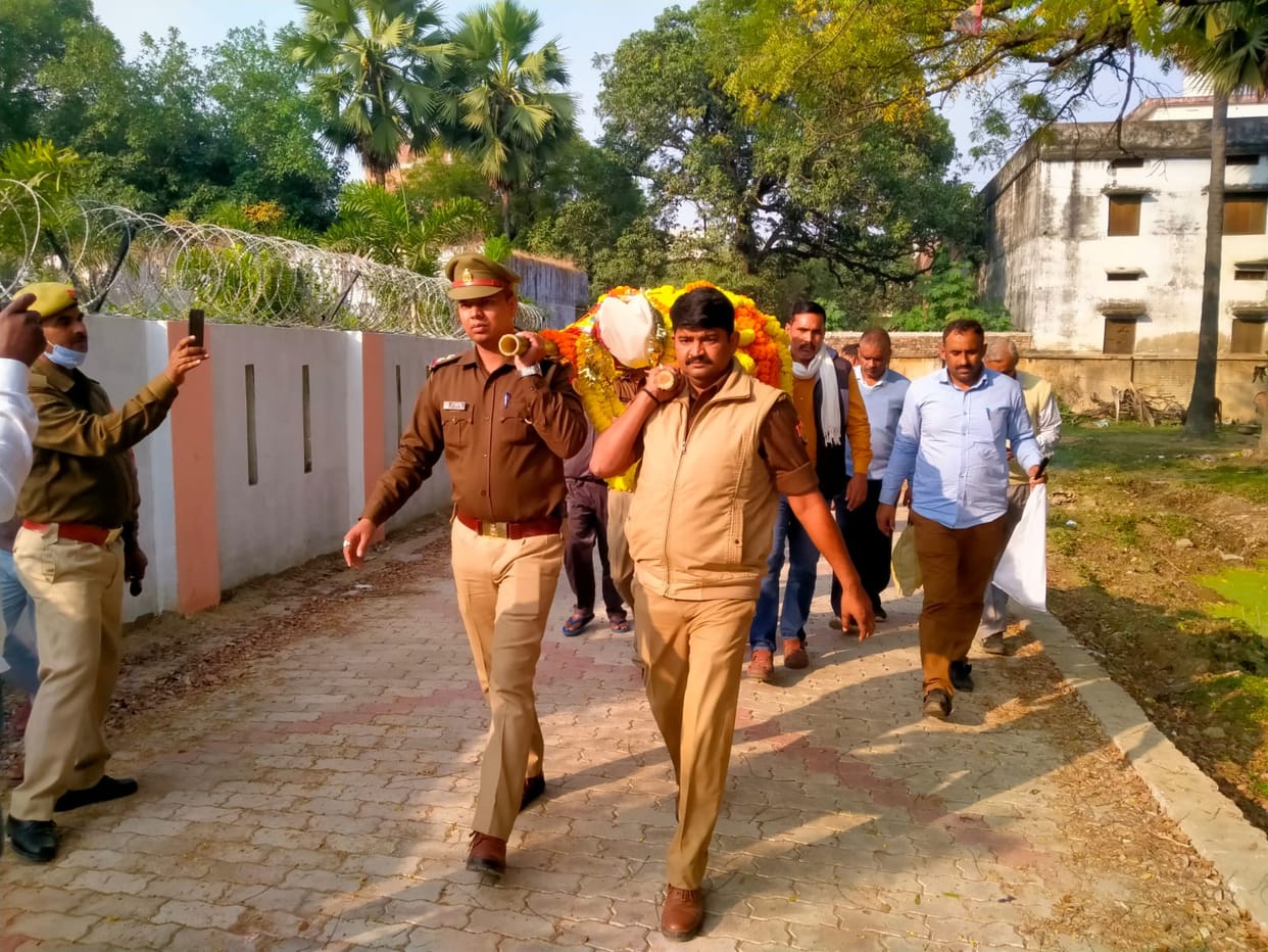 last farewell to up police constable who died due truck collision varanasi police line inconsolable friends gave shoulder