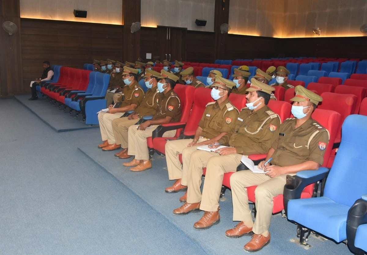Police Commissioner angry on traffic police for not control jam in varanasi now traffic policemen will rotate in three shifts