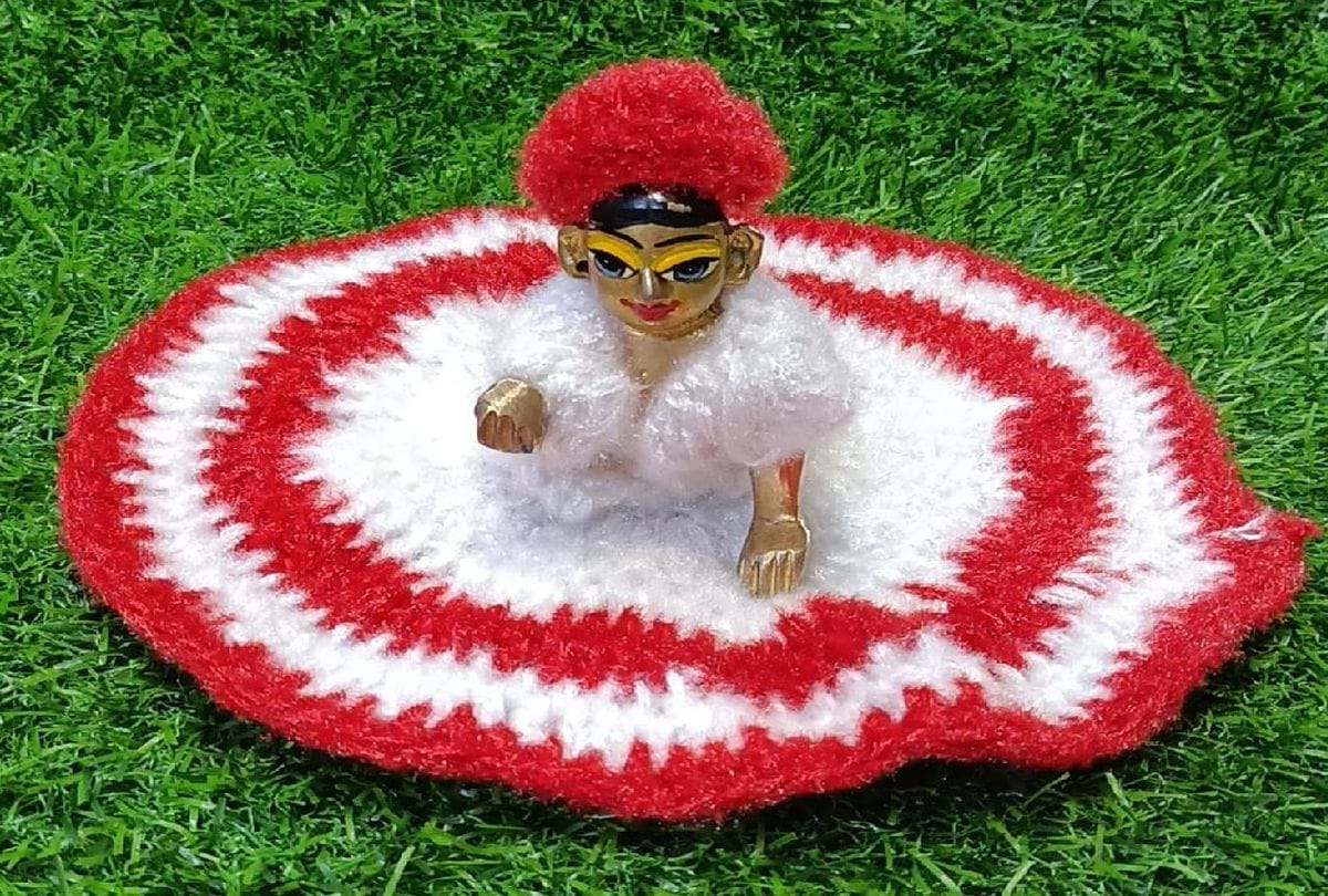 Devotees Offering Woolen Clothes To Laddu Gopal in Vrindavan