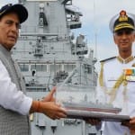 आईएनएस विशाखापट्टनम को नौसेना को सौंपते राजनाथ सिंह