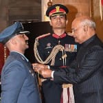 अभिनंदन वर्धमान को वीर चक्र से सम्मानित करते राष्ट्रपति कोविंद