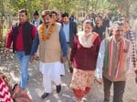 बड़सर में पदयात्रा में भाग लेते नेता विपक्ष व अन्य।