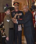 हवलदार आलोक दुबे को शौर्य चक्र से सम्मानित करते राष्ट्रपति रामनाथ कोविंद। संवाद