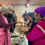 श्रीनगर में केंद्रीय मंत्री निर्मला सीतारमण स्थानीय उत्पादों को देखते हुई। उनके साथ उपराज्यपाल भी मौजूद रहे।