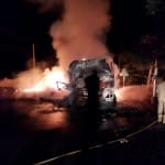 ट्रकों के बीच टक्कर के बाद आग बझाते अधिकारी