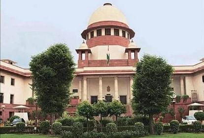 Supreme Court deliver today its verdict on the row between Centre and Delhi government over control of service