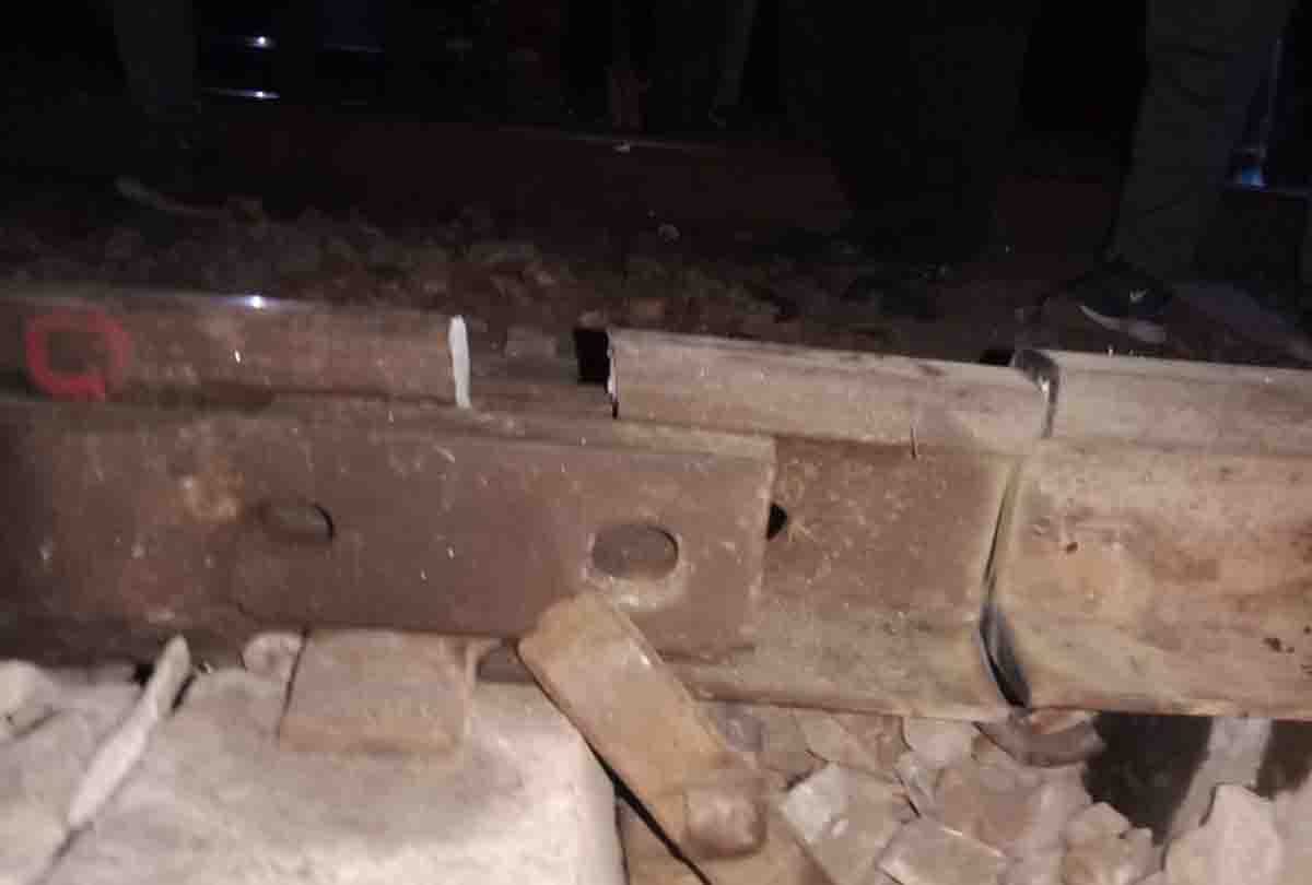Etawah: Fracture in track in Balrai, many trains including Poorva Express affected