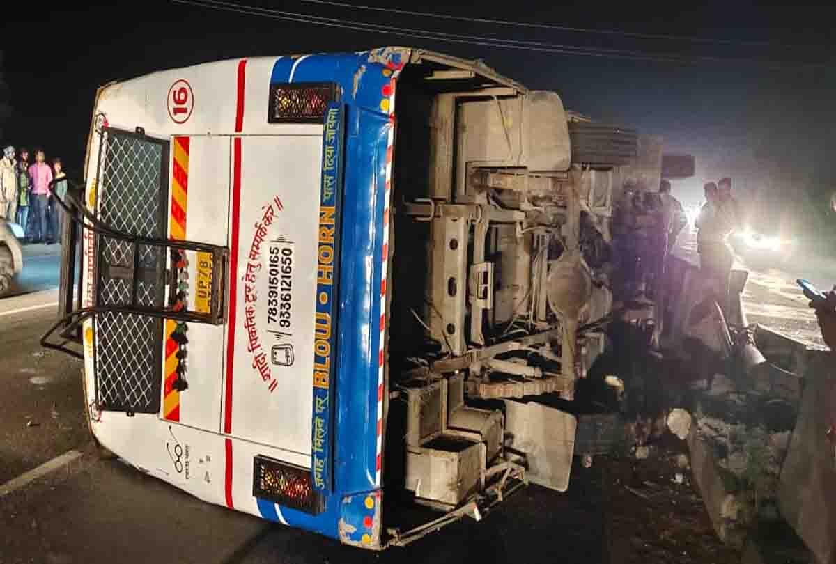 Road accident in Auraiya: Bus overturns, eight injured