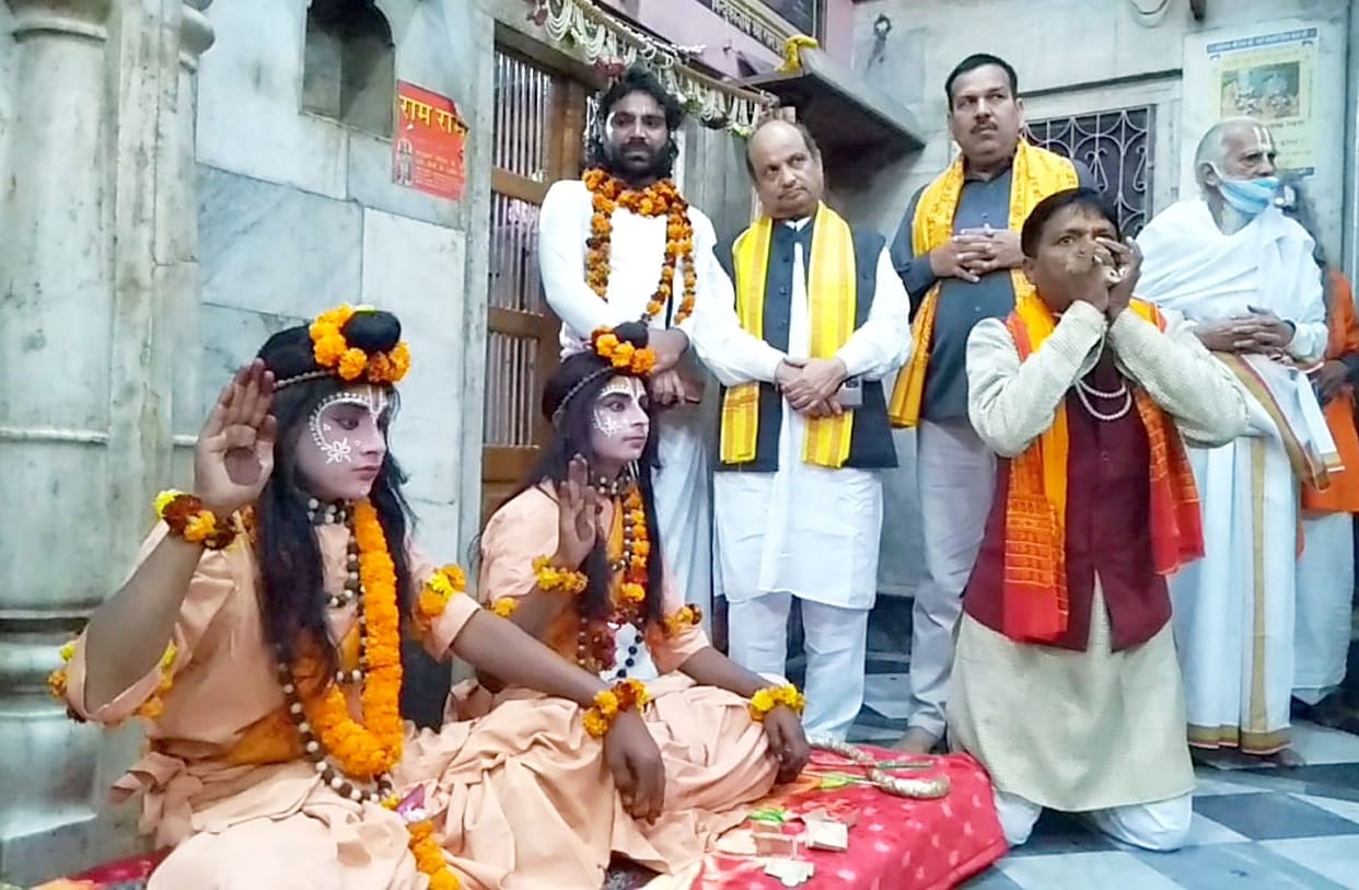 After persuading Shri Ram, Bharat came out to bring him back to Ayodhya.