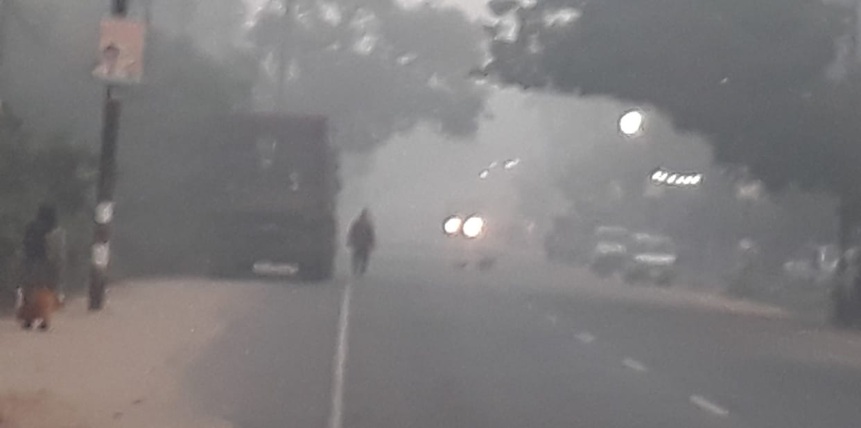 Hathras: A thick sheet of fog covered the sky