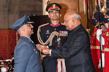 अभिनंदन वर्धमान को वीर चक्र से सम्मानित करते राष्ट्रपति कोविंद