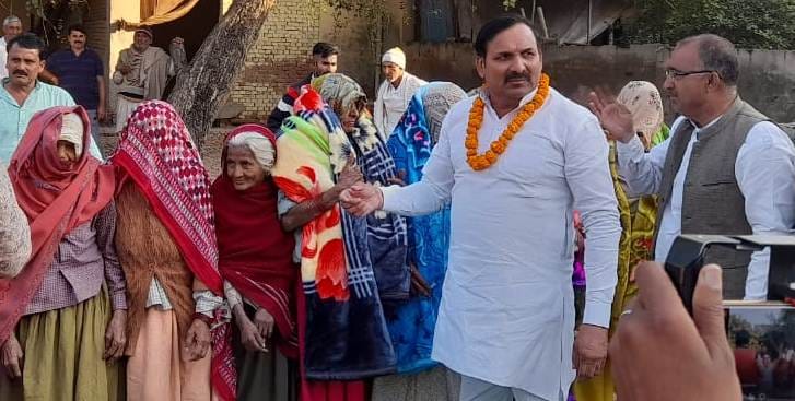 distribute blankets to women
