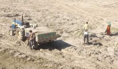 ब्यास नदी में अवैध खनन करते हुए।