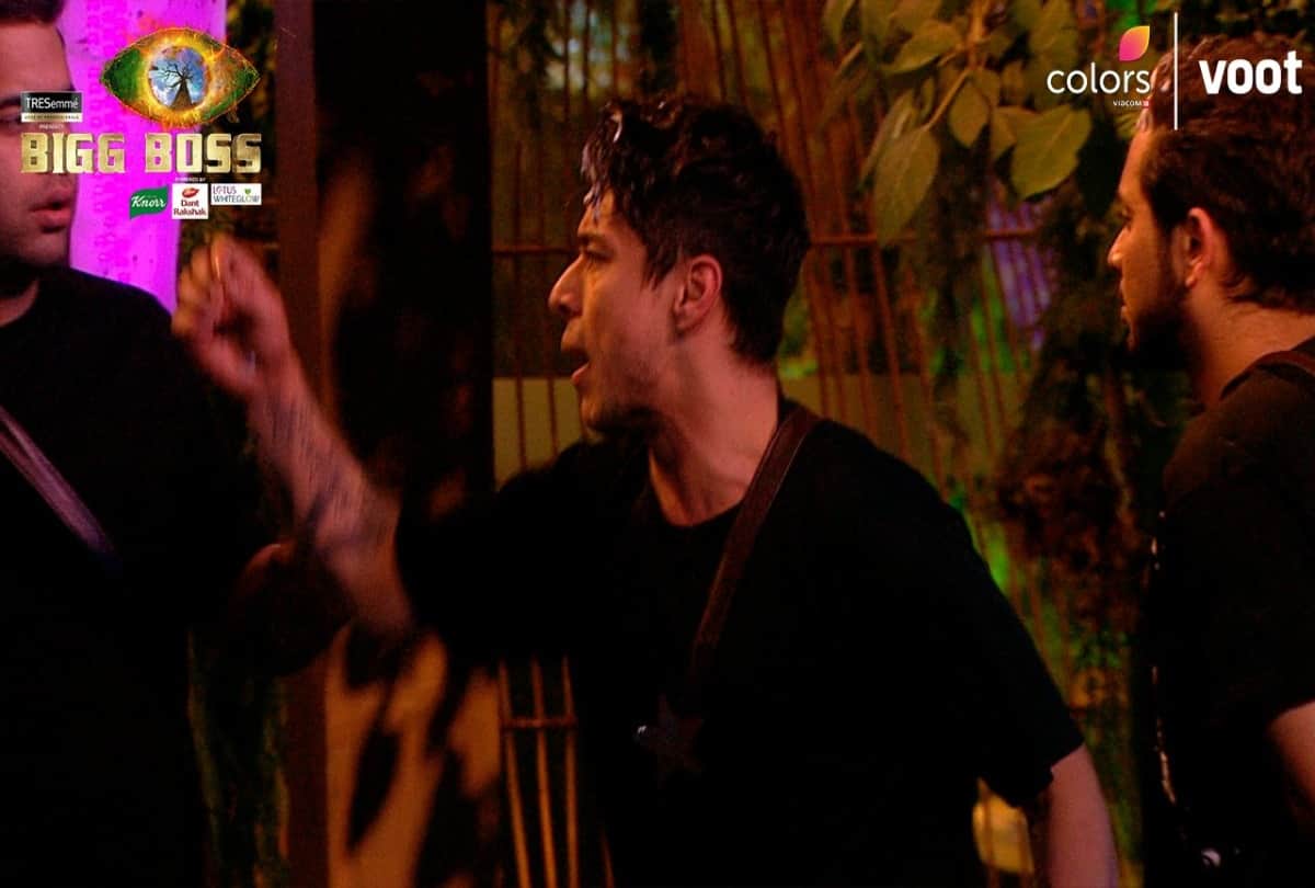 Bigg Boss 15: Karan Kundrra and Prateek Sahajpal fought in front of the guest who arrived on the show said abusive words to each other