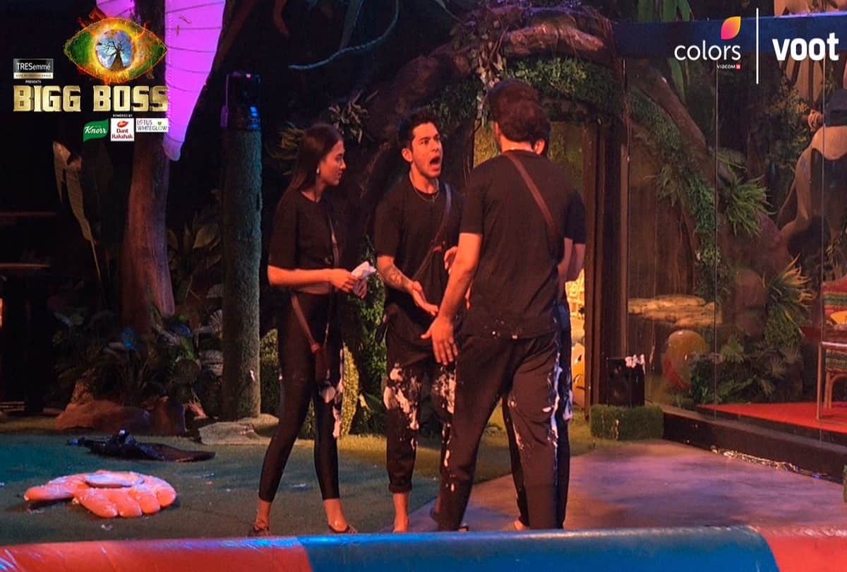 Bigg Boss 15: Karan Kundrra and Prateek Sahajpal fought in front of the guest who arrived on the show said abusive words to each other
