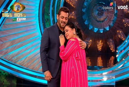 Bigg Boss 15: Bharti Singh reached the show with husband Harsh Limbachiyaa did a romantic dance with Salman Khan