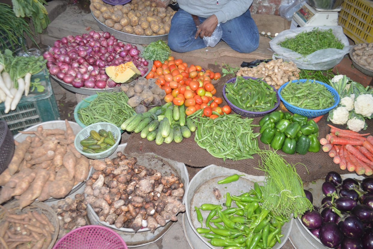 Hathras: Tomato Rs 100, Potato is being sold for Rs 30 a kg
