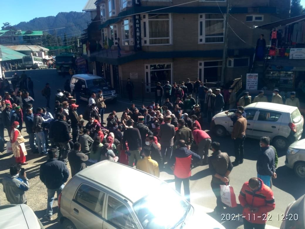 people protest shifted coopretive bank distric offce narkanda to rohru
