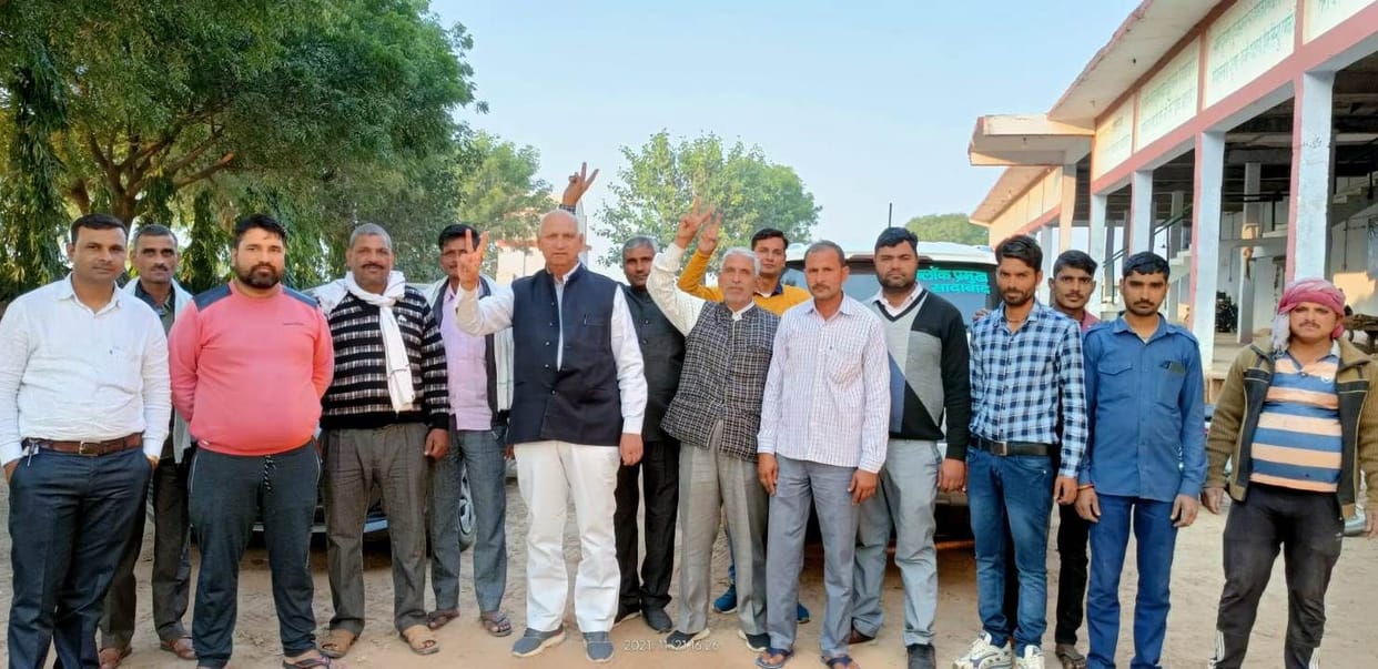 Hathras: Sweets distributed to farmers on the announcement of withdrawal of agricultural laws
